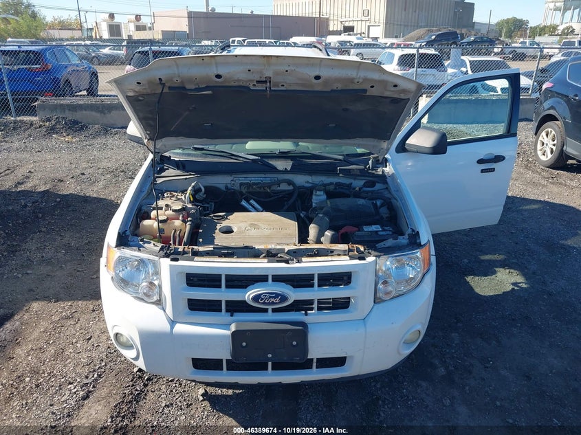 2011 FORD ESCAPE HYBRID · Photo 10
