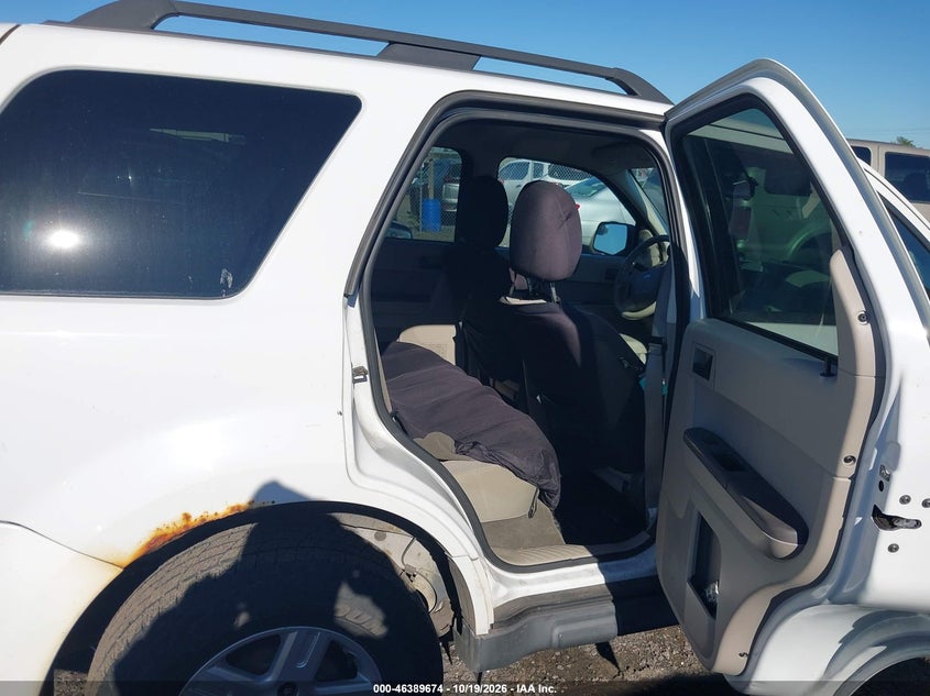 2011 FORD ESCAPE HYBRID · Photo 8