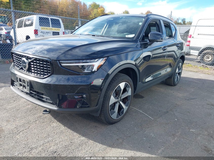 Vin: yv4l12uw8p2938005, lot: 46891881, volvo xc40 b5 plus dark theme 20232
