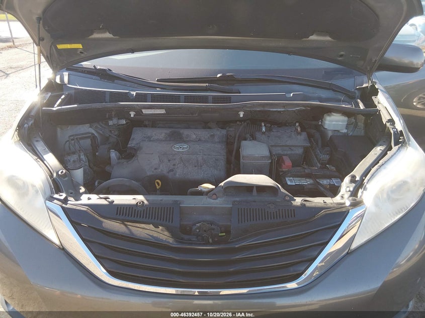 2011 TOYOTA SIENNA LE V6 · Фото 10