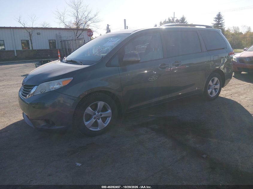 2011 TOYOTA SIENNA LE V6 · Фото 2