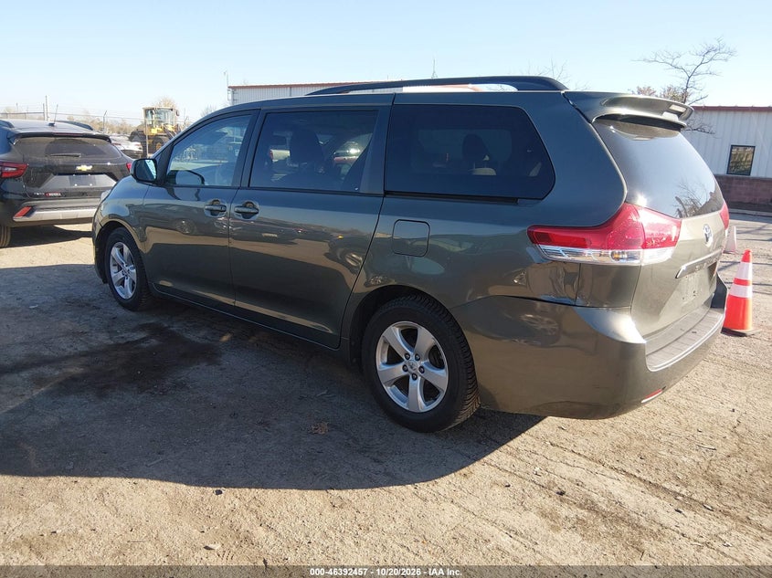 2011 TOYOTA SIENNA LE V6 · Фото 3