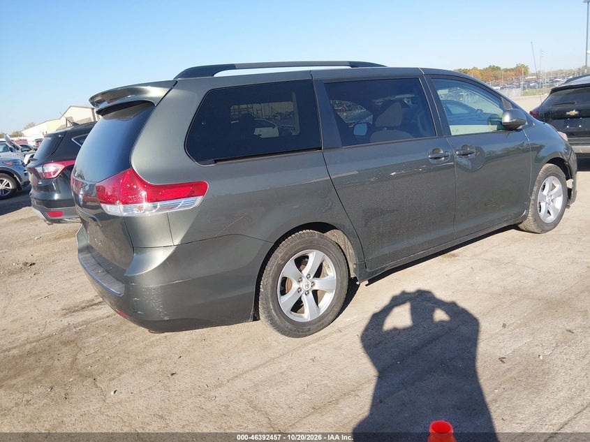 2011 TOYOTA SIENNA LE V6 · Фото 4