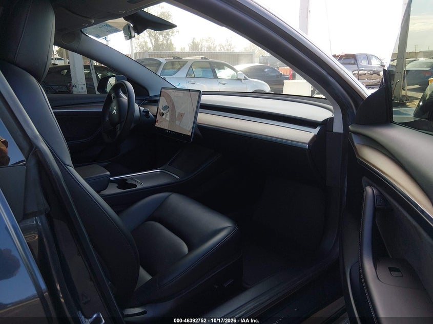 TESLA MODEL 3 - zdjęcie 5