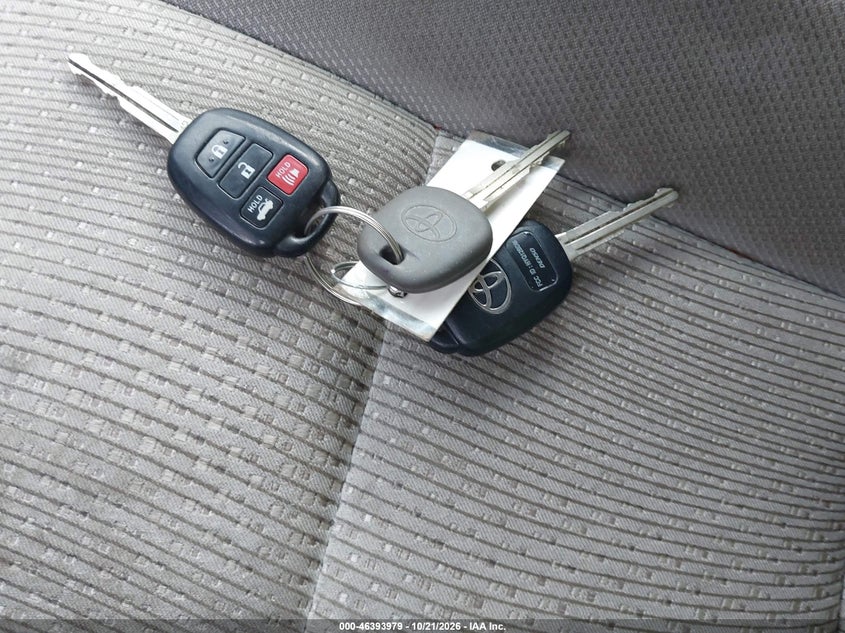 2014 TOYOTA CAMRY LE · Фото 11