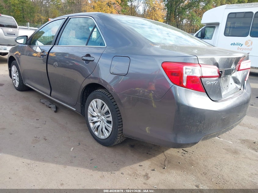 2014 TOYOTA CAMRY LE · Фото 3