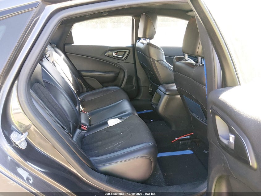 2015 CHRYSLER 200 S · Фото 8