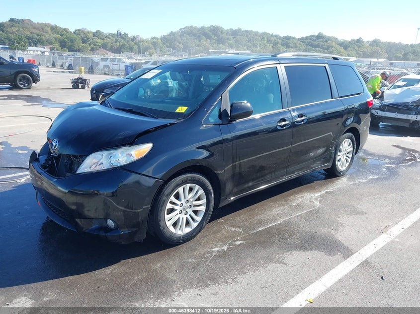 2015 Toyota Sienna Xle Premium 8 Passenger, Right Front, IAAI, VIN 5TDYK3DC2FS680850 — photo 2