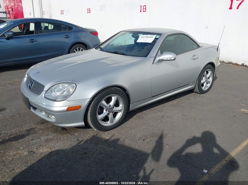 2001 Mercedes-Benz Slk 320, Right Side, IAAI, VIN WDBKK65F41F232696 — photo 2
