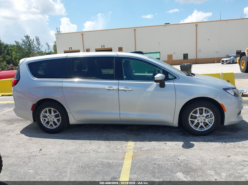 2023 CHRYSLER VOYAGER LX · Фото 13