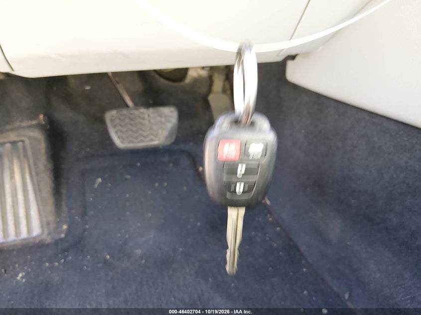 2014 TOYOTA CAMRY LE · Фото 11