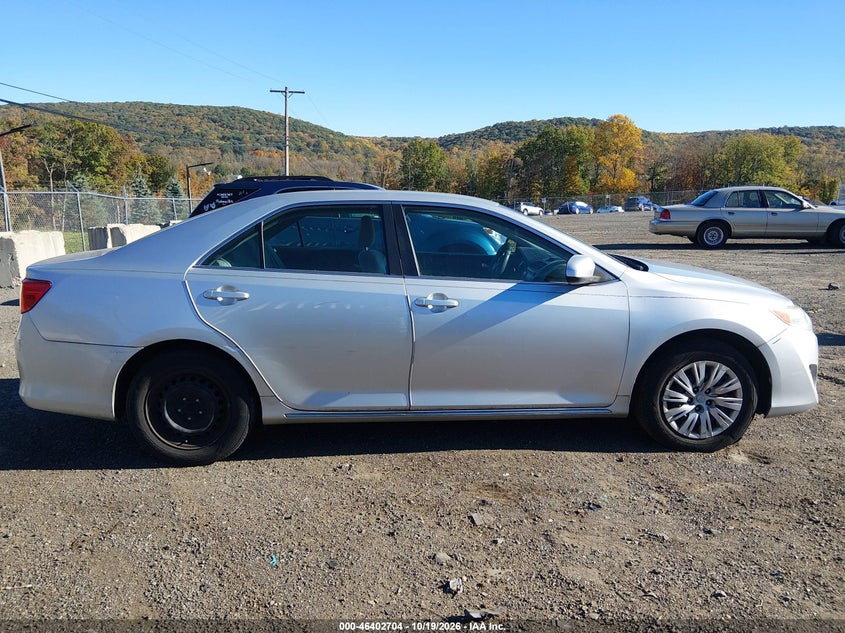 2014 TOYOTA CAMRY LE · Фото 13