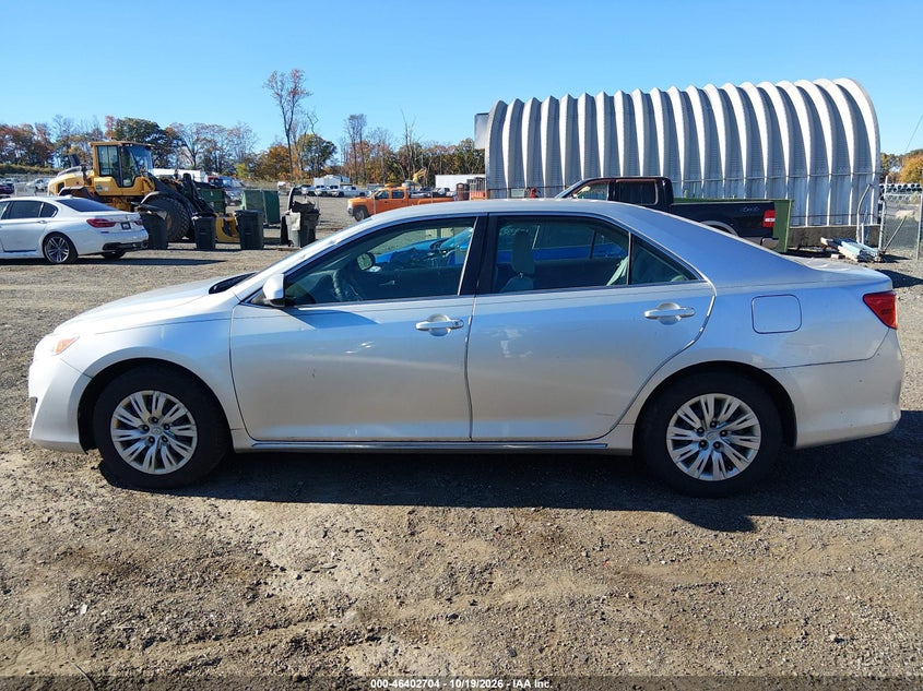 2014 TOYOTA CAMRY LE · Фото 14