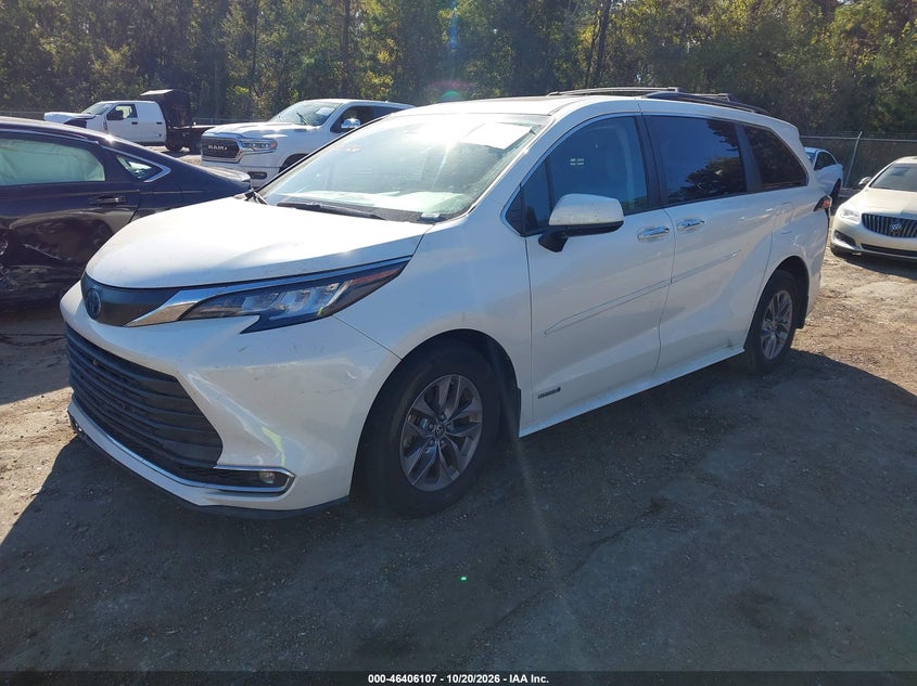2021 Toyota Sienna Xle, Right Side, IAAI, VIN 5TDYRKEC3MS040695 — photo 2