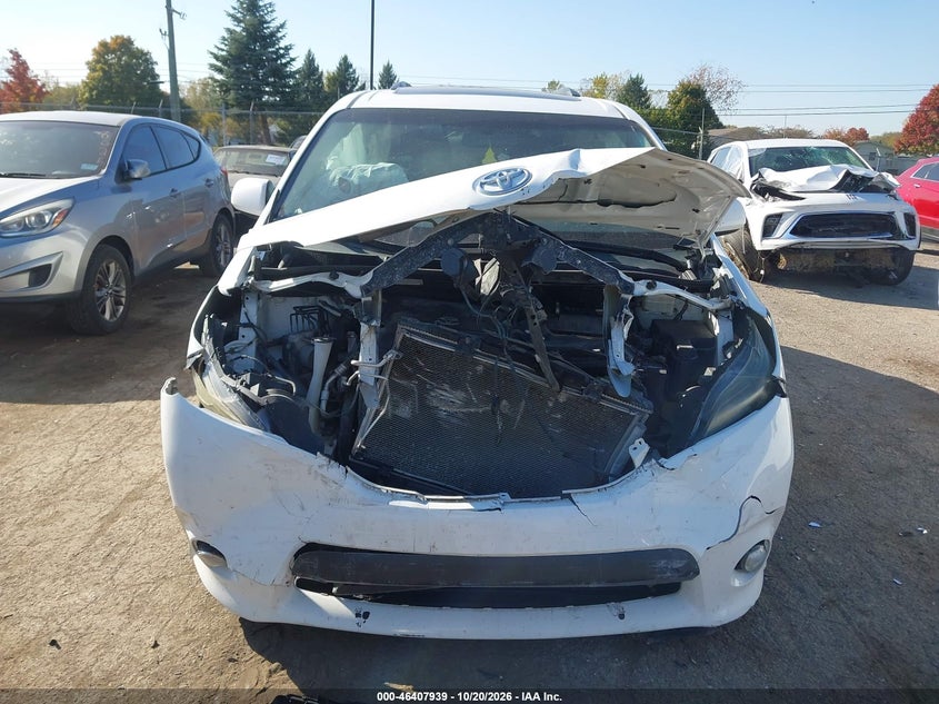 2011 TOYOTA SIENNA SE · Photo 12