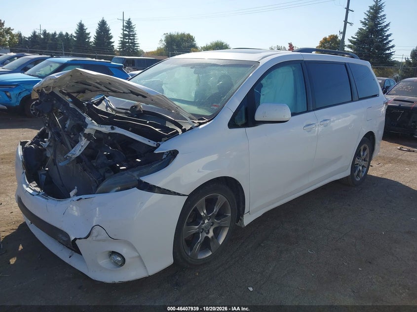 2011 TOYOTA SIENNA SE · Photo 2
