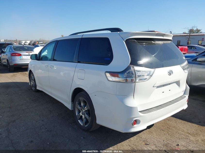 2011 TOYOTA SIENNA SE · Photo 3