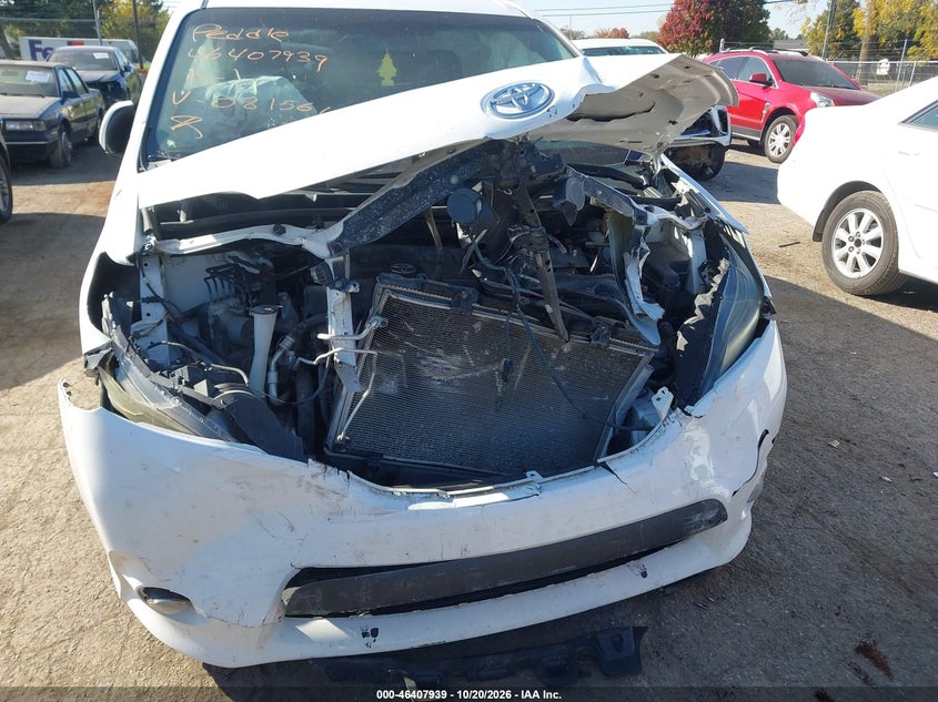 2011 TOYOTA SIENNA SE · Photo 6