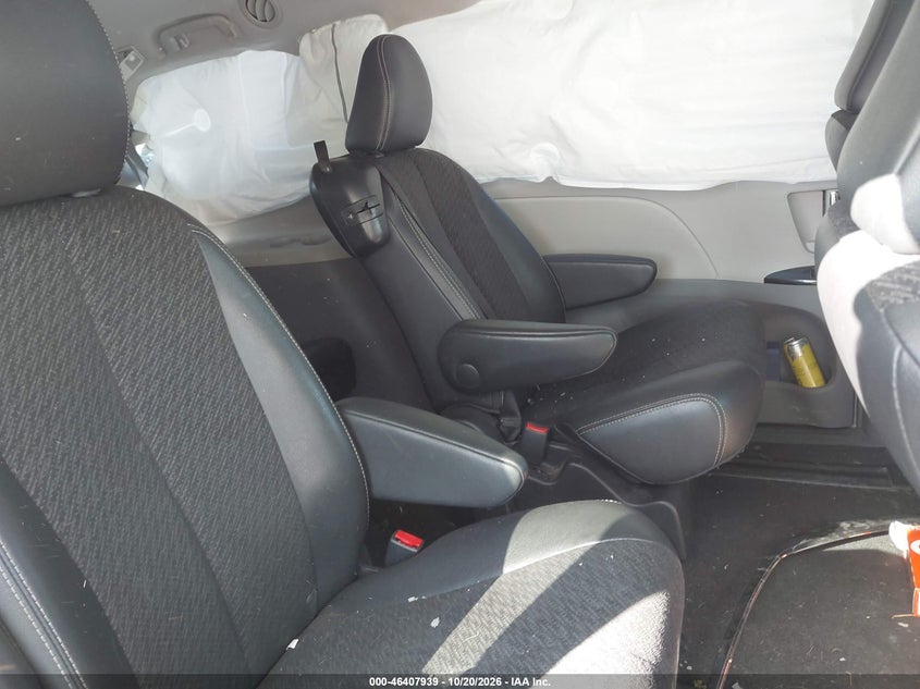 2011 TOYOTA SIENNA SE · Photo 8
