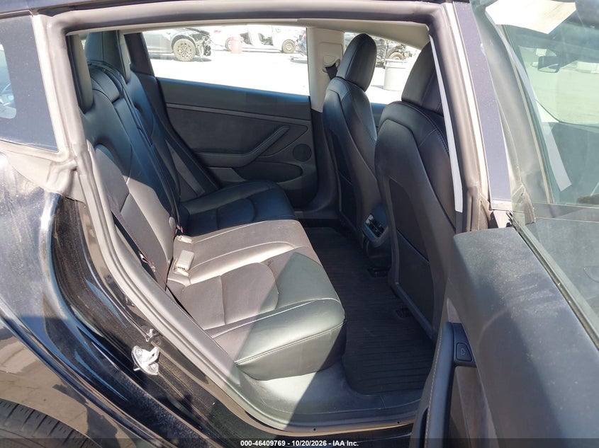 TESLA MODEL 3 - zdjęcie 8