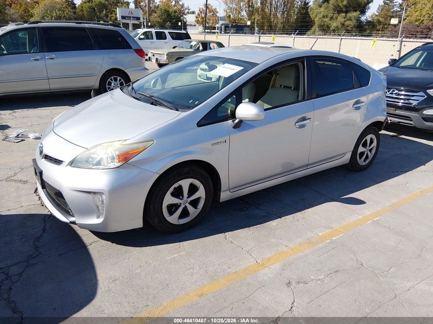 2015 TOYOTA PRIUS TWO · Фото 2