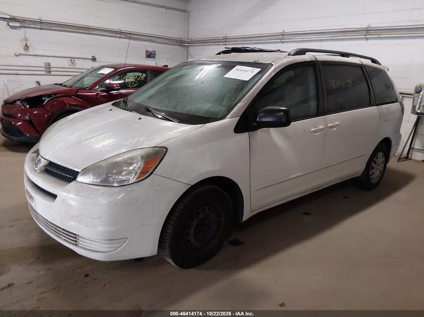 2004 Toyota Sienna Le, Exterior Burn, IAAI, VIN 5TDZA23C04S161652 — photo 2