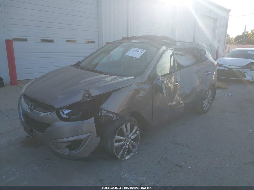 2011 Hyundai Tucson Limited, Rollover, IAAI, VIN KM8JU3AC8BU138945 — photo 2