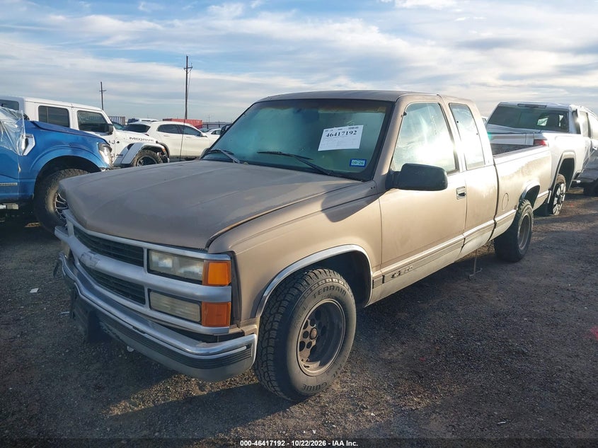 1997 Chevrolet C1500 Fleetside, Front End, IAAI, VIN 2GCEC19R8V1148350 — photo 2
