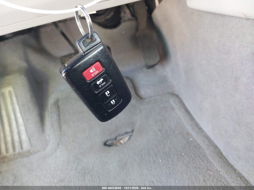 2012 TOYOTA CAMRY HYBRID XLE · Фото 11