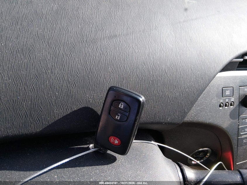 2011 TOYOTA PRIUS · Фото 11