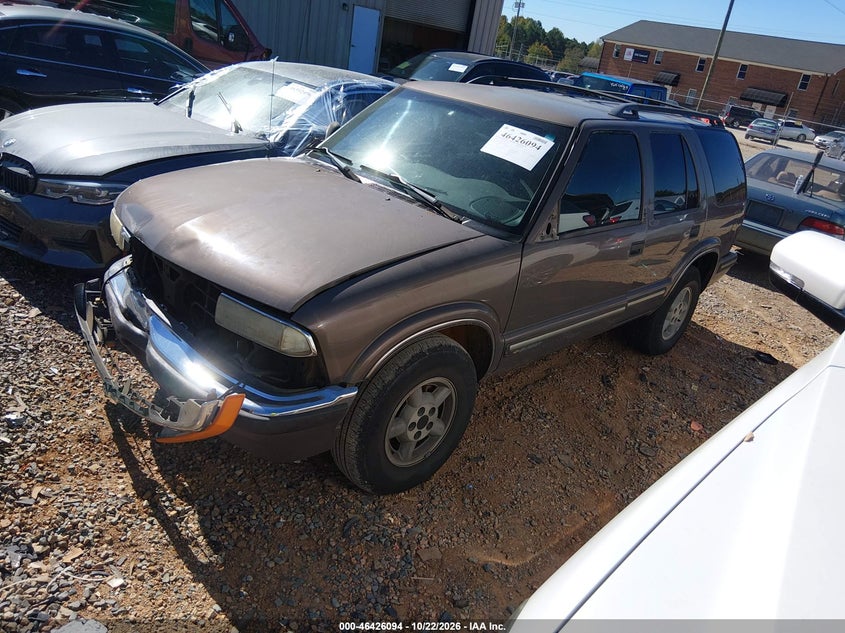 1998 Chevrolet Blazer Ls, Front End, IAAI, VIN 1GNDT13W1W2145325 — photo 2