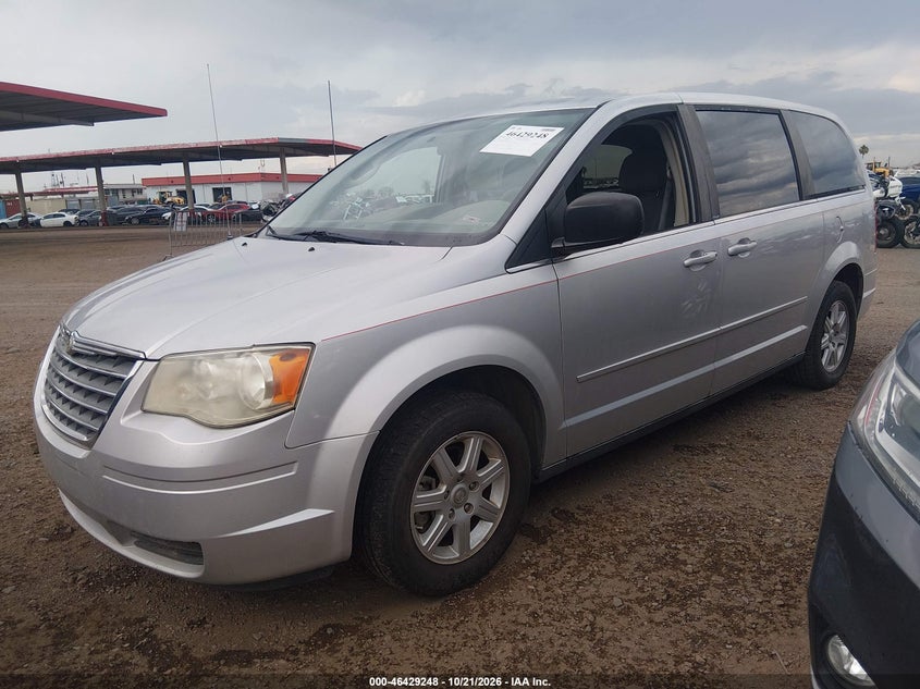 2010 Chrysler Town & Country New Lx, Normal Wear & Tear, IAAI, VIN 2A4RR2D11AR442380 — photo 2