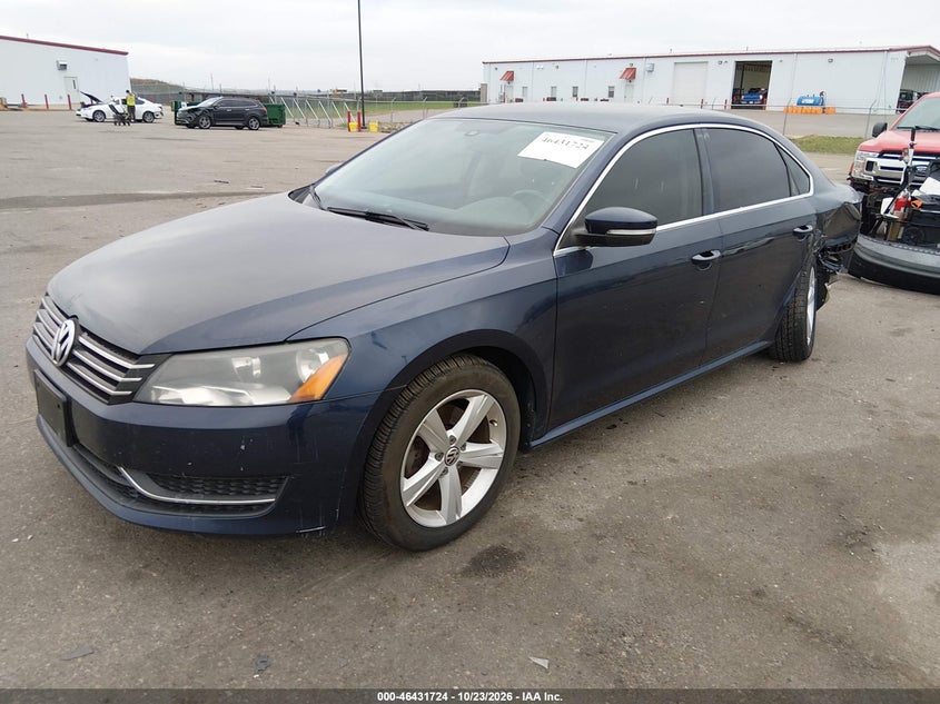 2013 Volkswagen Passat 2.5L Se, Удар ззаду, IAAI, VIN 1VWBP7A34DC050827 — фото 2
