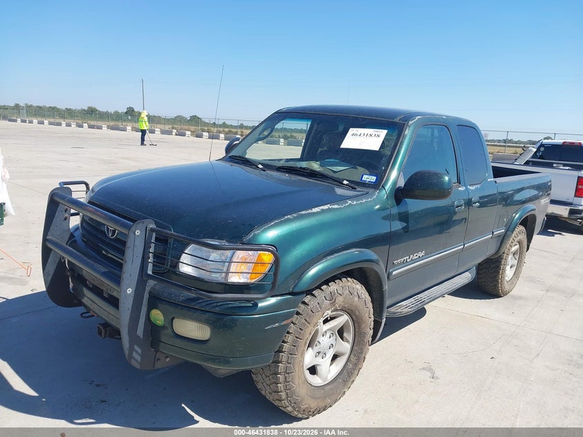 2002 Toyota Tundra Ltd V8, Right Side, IAAI, VIN 5TBBT48112S239666 — photo 2