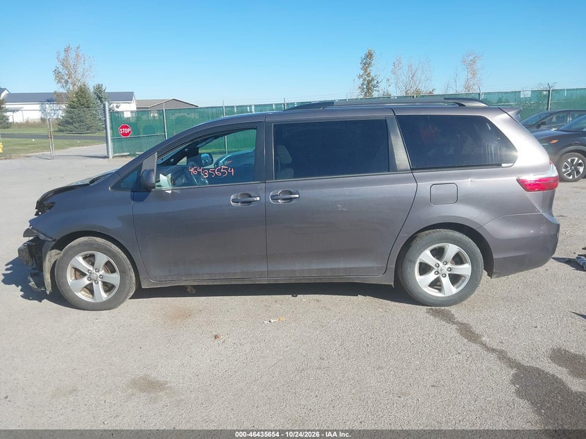 TOYOTA SIENNA - zdjęcie 15