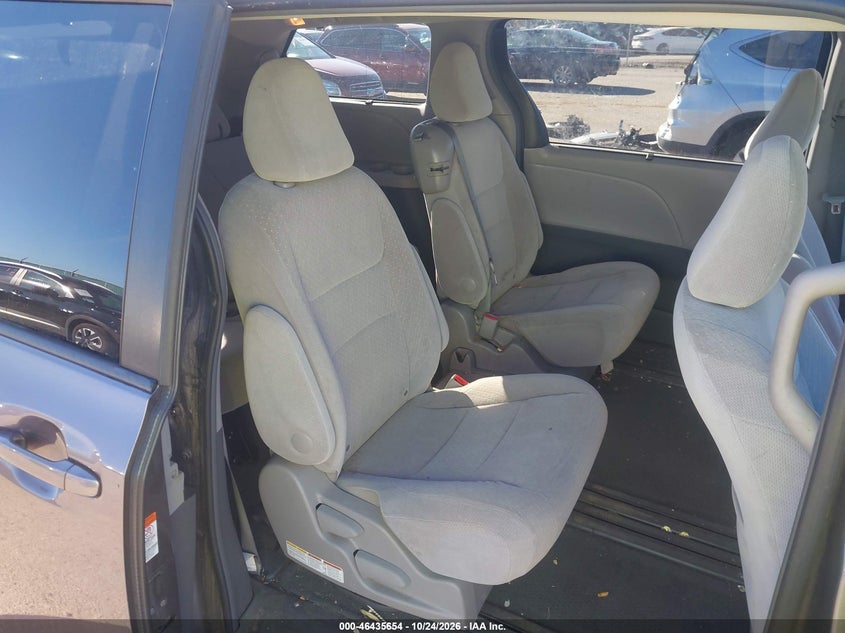 TOYOTA SIENNA - zdjęcie 8