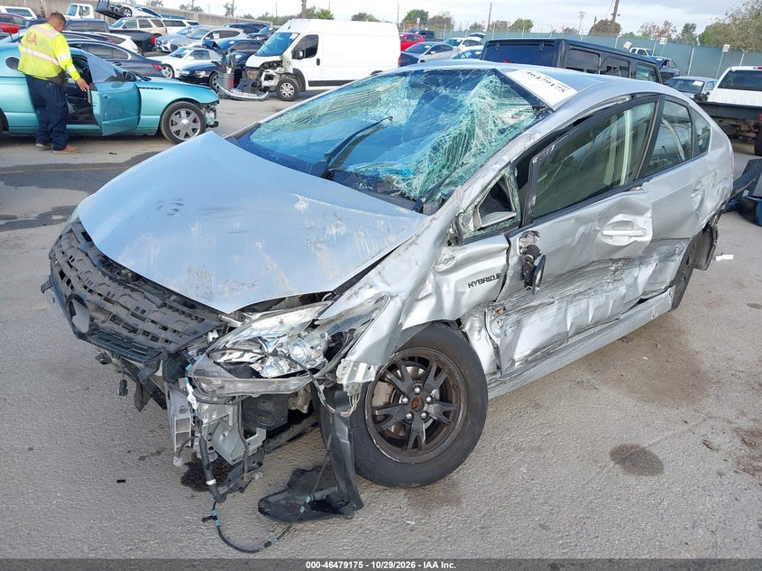 2015 Toyota Prius Two, Rollover, IAAI, VIN JTDKN3DU6F0415177 — photo 2