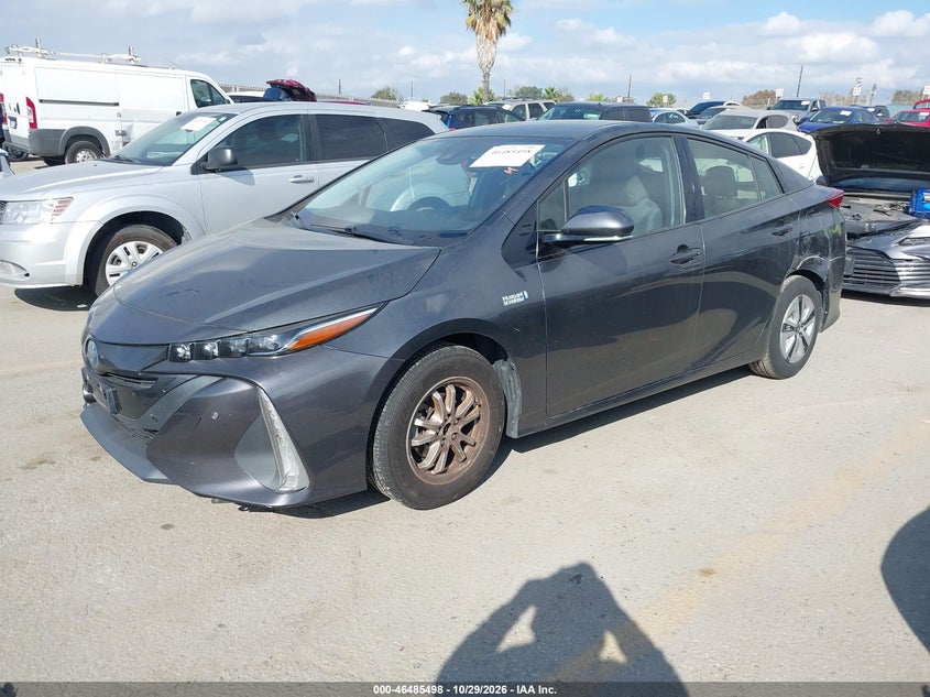 2017 Toyota Prius Prime Plus, По кругу, IAAI, VIN JTDKARFP1H3005135 — фото 2