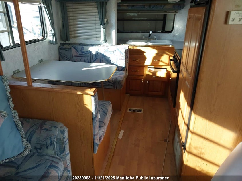 1UJBJ02P9W1CP0382 1998   photo no. 8