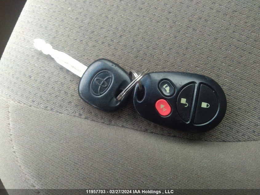 2004 Toyota Sienna Ce/Le VIN: 5TDZA23C04S096737 Lot: 11957703