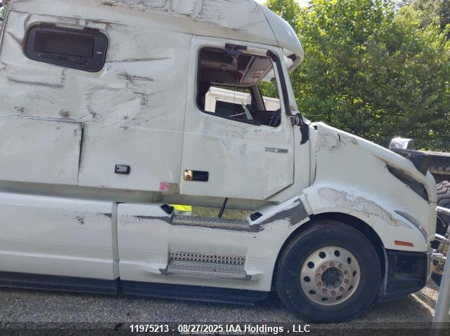 4V4NC9EH0RN341077 VOLVO VN Photo 1