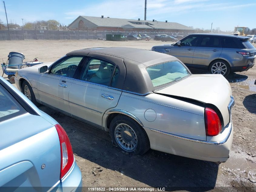2002 Lincoln Town Car VIN: 1LNHM83WX2Y611028 Lot: 11978522