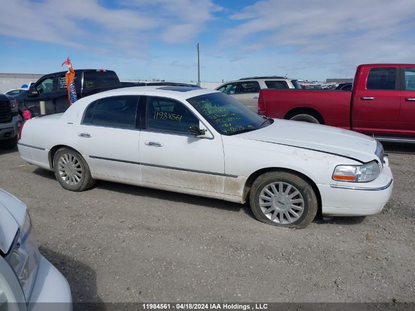 2003 Lincoln Town Car Signature VIN: 1LNHM82W83Y613850 Lot: 11984561