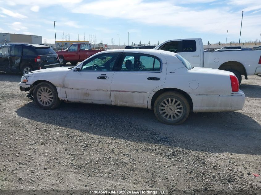 2003 Lincoln Town Car Signature VIN: 1LNHM82W83Y613850 Lot: 11984561