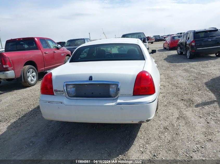 2003 Lincoln Town Car Signature VIN: 1LNHM82W83Y613850 Lot: 11984561