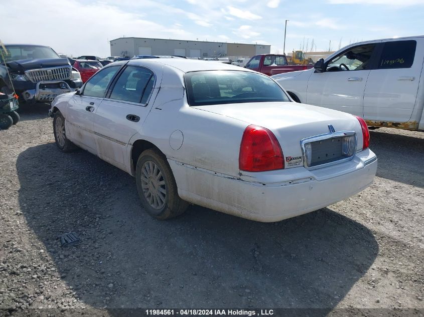 2003 Lincoln Town Car Signature VIN: 1LNHM82W83Y613850 Lot: 11984561