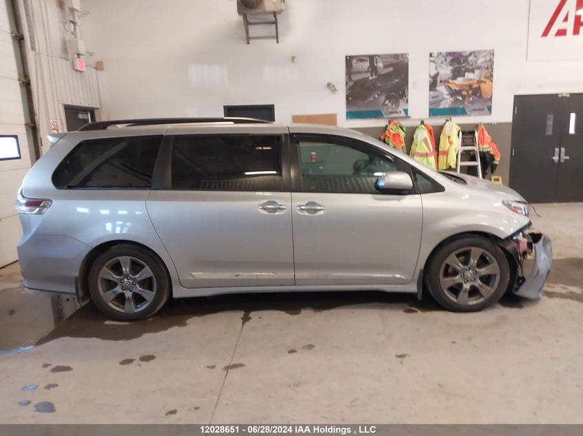 2018 Toyota Sienna Se/Se Premium VIN: 5TDXZ3DC2JS961062 Lot: 12028651