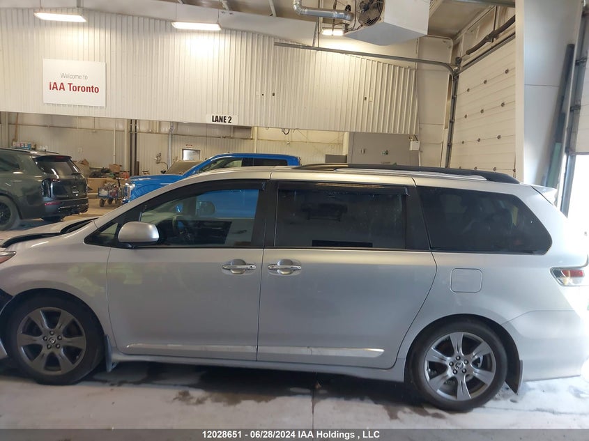 2018 Toyota Sienna Se/Se Premium VIN: 5TDXZ3DC2JS961062 Lot: 12028651