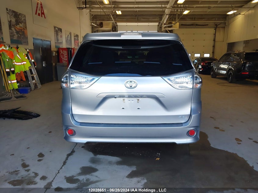 2018 Toyota Sienna Se/Se Premium VIN: 5TDXZ3DC2JS961062 Lot: 12028651