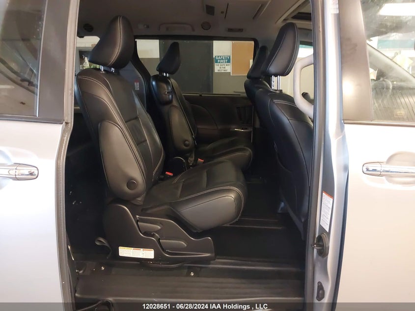 2018 Toyota Sienna Se/Se Premium VIN: 5TDXZ3DC2JS961062 Lot: 12028651